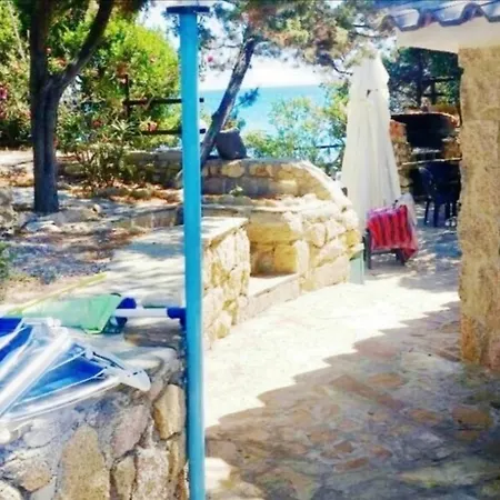 Semesterbostad Vera Trifamigliare Con Ingresso Diretto 20 Mt Al Mare Clima Wi-fi Bbq Cala Liberotto
